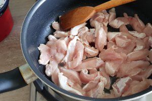 Paste cu carne de pui in sos de rosii si ardei, reteta savuroasa si usoara