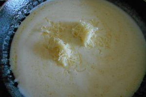 Tagliatelle cu ciuperci si sos de smantana si cascaval