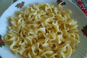Tagliatelle cu ciuperci si sos de smantana si cascaval