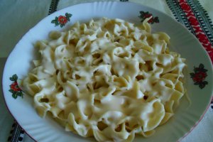 Tagliatelle cu ciuperci si sos de smantana si cascaval