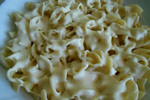 Tagliatelle cu ciuperci si sos de smantana si cascaval