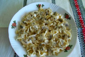 Tagliatelle cu ciuperci si sos de smantana si cascaval