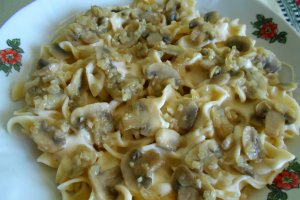 Tagliatelle cu ciuperci si sos de smantana si cascaval