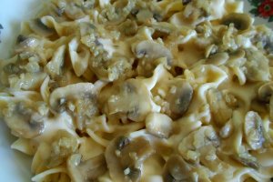 Tagliatelle cu ciuperci si sos de smantana si cascaval