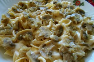 Tagliatelle cu ciuperci si sos de smantana si cascaval