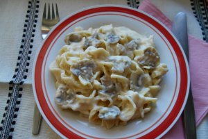 Tagliatelle cu ciuperci si sos de smantana si cascaval