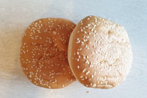 Burger cu avocado si ou