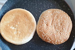 Burger cu avocado si ou