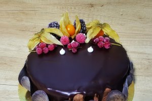 Desert tort cu ciocolata si mure