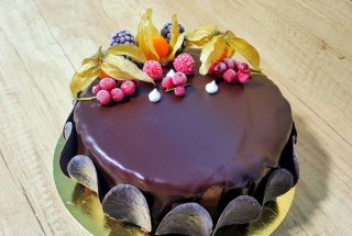Desert tort cu ciocolata si mure