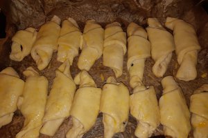Desert cornuri pufoase cu ciocolata