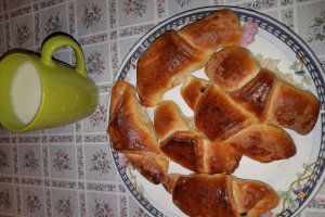 Desert cornuri pufoase cu ciocolata