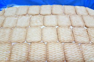 Desert tort cu banane si biscuiti, in doua culori