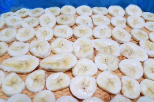 Desert tort cu banane si biscuiti, in doua culori