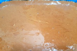Desert tort cu banane si biscuiti, in doua culori