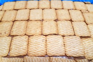 Desert tort cu banane si biscuiti, in doua culori