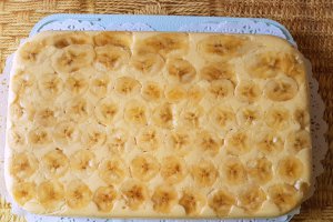 Desert tort cu banane si biscuiti, in doua culori