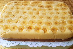 Desert tort cu banane si biscuiti, in doua culori