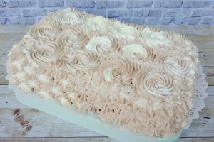 Desert tort cu banane si biscuiti, in doua culori