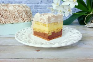 Desert tort cu banane si biscuiti, in doua culori