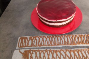 Desert tort cu mousse de zmeura si ciocolata alba