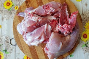 Mancare de praz cu masline si carne de iepure
