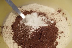 Desert prajitura cu foi fragede cu cacao si umplutura de mere