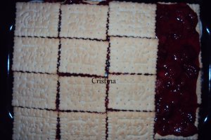 Desert tort de biscuiti cu zmeura