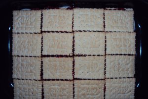 Desert tort de biscuiti cu zmeura