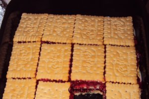 Desert tort de biscuiti cu zmeura