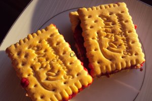 Desert tort de biscuiti cu zmeura