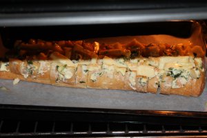 Aperitiv ciabatta cu unt aromatizat si mozarella