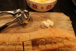 Aperitiv ciabatta cu unt aromatizat si mozarella