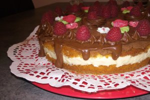Desert tort cu mousse de vanilie si piure de zmeura