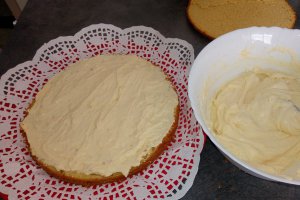 Desert tort cu mousse de vanilie si piure de zmeura