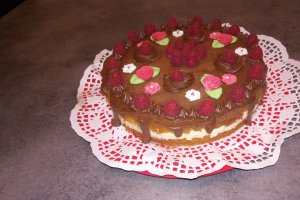 Desert tort cu mousse de vanilie si piure de zmeura