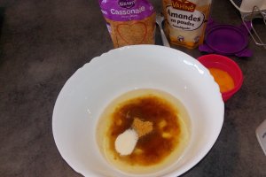 Desert tort cu mousse de vanilie si piure de zmeura