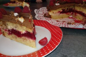 Desert tort cu mousse de vanilie si piure de zmeura