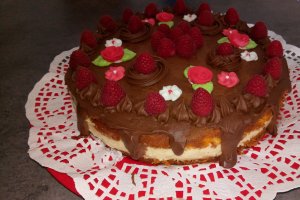 Desert tort cu mousse de vanilie si piure de zmeura