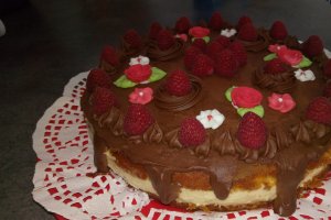 Desert tort cu mousse de vanilie si piure de zmeura