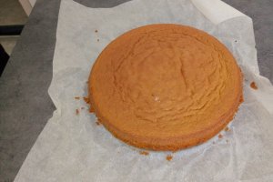 Desert tort cu mousse de vanilie si piure de zmeura