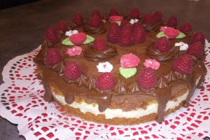 Desert tort cu mousse de vanilie si piure de zmeura