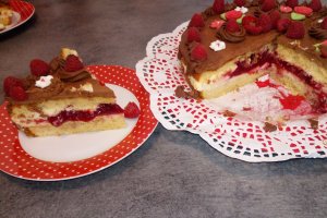 Desert tort cu mousse de vanilie si piure de zmeura