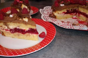 Desert tort cu mousse de vanilie si piure de zmeura