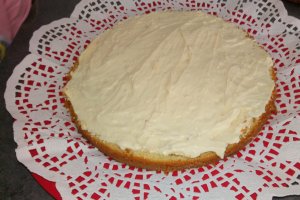 Desert tort cu mousse de vanilie si piure de zmeura