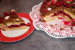 Desert tort cu mousse de vanilie si piure de zmeura