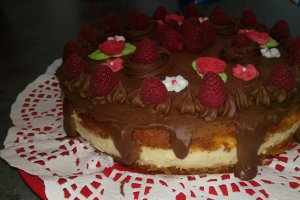 Desert tort cu mousse de vanilie si piure de zmeura