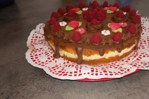 Desert tort cu mousse de vanilie si piure de zmeura