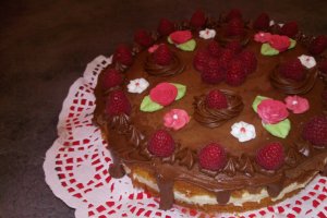 Desert tort cu mousse de vanilie si piure de zmeura
