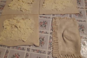 Aperitiv pateuri cu branza sarata